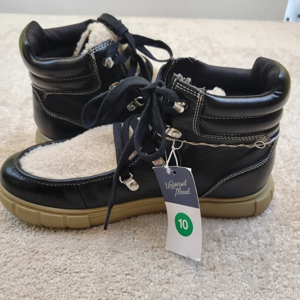 NWT Womens Universal Thread Kimber Sherpa Tongue Boots BLACK Size 10 Memory Foam